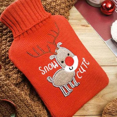 Kualitas anak anjing merah santa claus rajutan penutup botol air panas untuk promosi musim dingin yang hangat pabrik